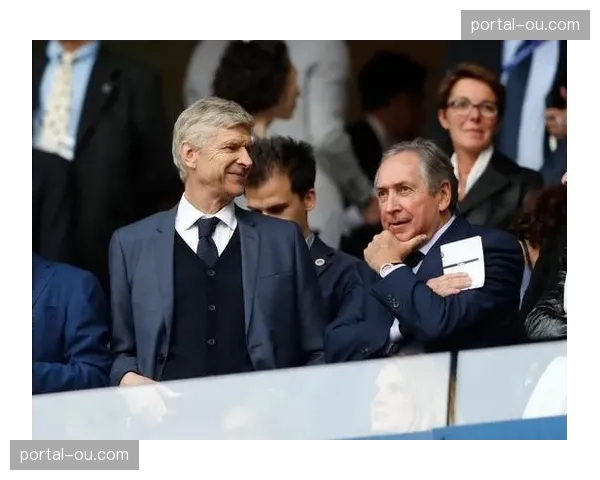 特写:看台上的温格,现场考察旧部帕耶的执教首秀 特写:看台上的温格,现场考察旧部帕耶的执教首秀