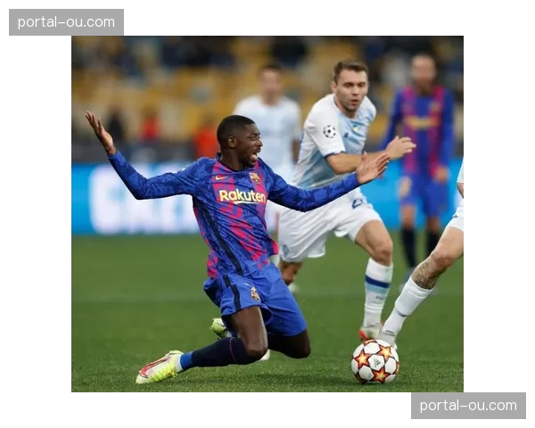 诺坎普的沉默瞬间：哈维在终场哨响后久久凝视记分牌，球队控球风格受质疑