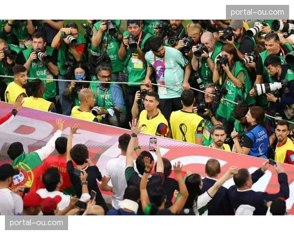 镜头捕捉：看台上皇马小球迷为C罗球衣献上亲吻